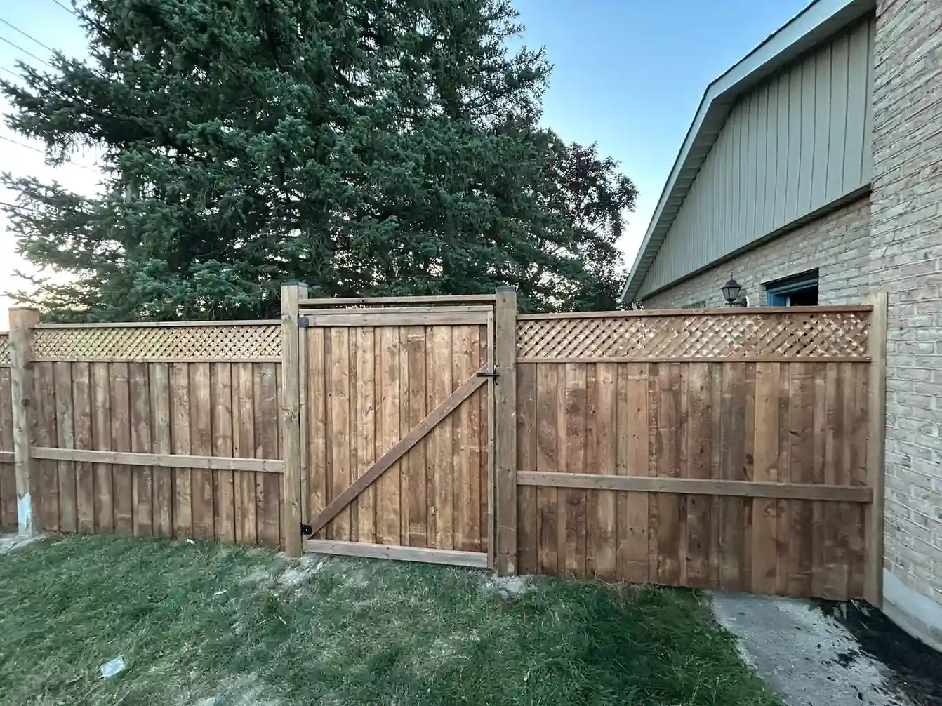Lattice-top fence detail by Luxury Fence & Deck